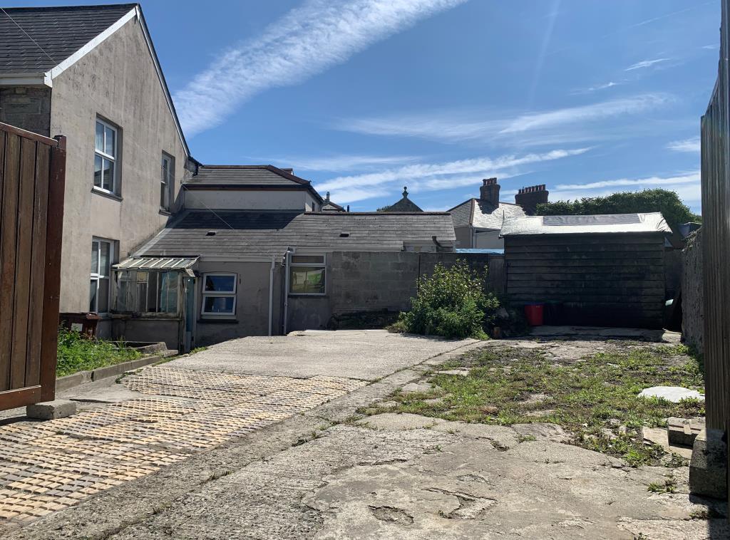 Lot: 135 - THREE-BEDROOM END-TERRACE HOUSE REQUIRING REFURBISHMENT -